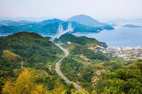 Hiroshima vélo La route côtière du périple Shimanami kaido près d'Hiroshima