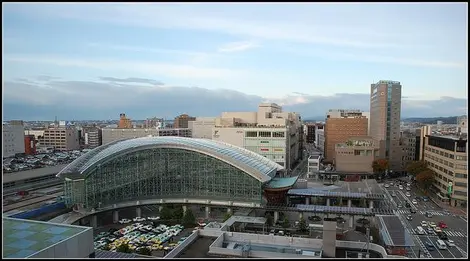La gare de Kanazawa vue de l'extérieur La gare de Kanazawa vue de l'extérieur