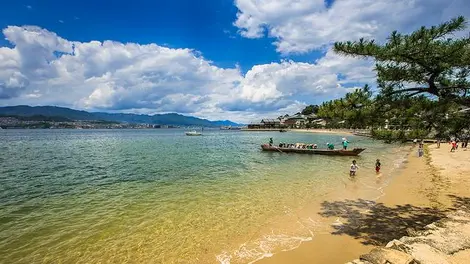 Playa en la bahía de Hiroshima, cerca de Itsukushima