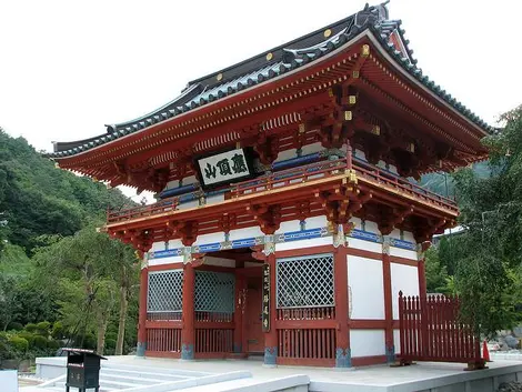La porte du temple Katsuo-ji https://www.flickr.com/photos/mshades/1240900204/