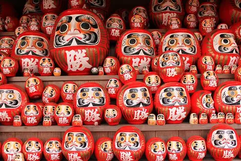 Les Daruma, figurines porte-bonheur https://www.flickr.com/photos/pohan-camera/11010846953/in/photolist-hLZfro-hLY1WD-hLXzQ7-hLZtbR-hLXTWB-hLZrk6-2TDZ8W-hLX3b6-hLXVrS-2TDZsb-2TzvLZ-2TDWZC-7FAAfi