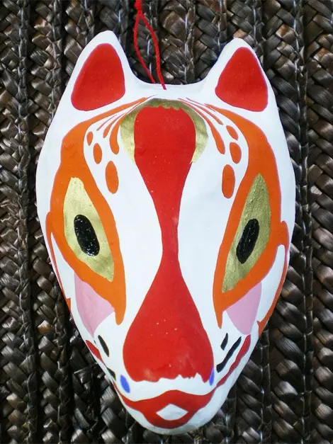 Masque de Kitsune (renard) en papier maché de Miyajima Masque de Kitsune (renard) en papier maché de Miyajima