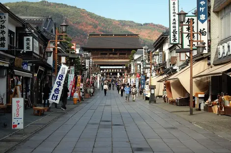 El templo Zenkō-ji de Nagano y la calle Nakamise El templo Zenkō-ji de Nagano y la calle Nakamise