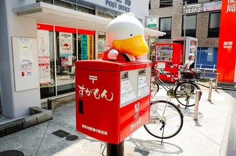 Sugamon, la mascotte du quartier de Sugamo 