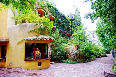 Totoro vous accueille à l'entrée du musée Ghibli Totoro vous accueille à l'entrée du musée Ghibli