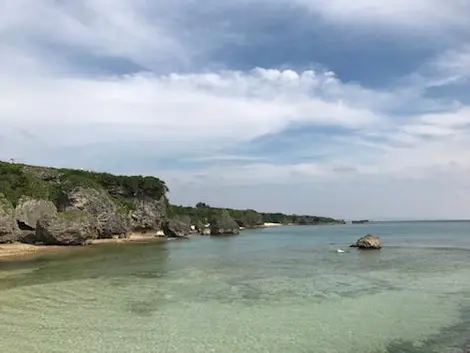 Esta playa está situada a unos pocos minutos de una salina, a 30 minutos caminando desde el centro de Yomitan.