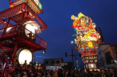 Tambours géants du taiko et un immense char du tachineputa