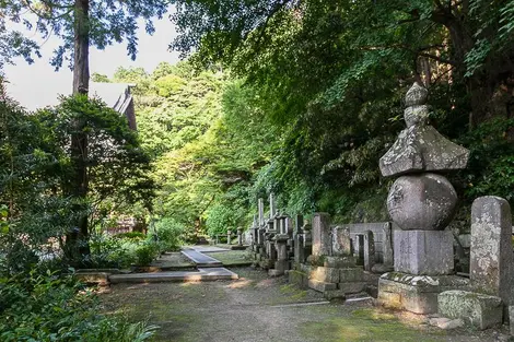 De nombreuses tombent rappellent l'histoire tragique de l'emplacement de Myohonji