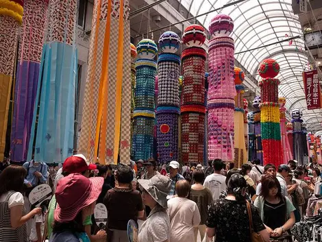 Las coloridas decoraciones de la Fiesta de las Estrellas en Sendai