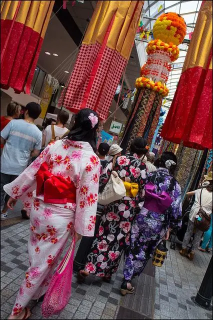Le festival Tanabata à Sendai est l'occasion de sortir son plus beau yukata ! Le festival Tanabata à Sendai est l'occasion de sortir son plus beau yukata !