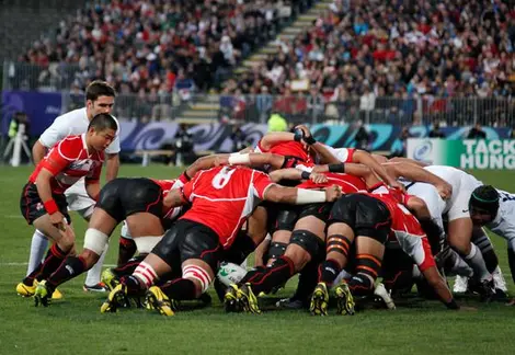 La mêlée japonaise (en rouge) lutte contre l'équipe française (en blanc)