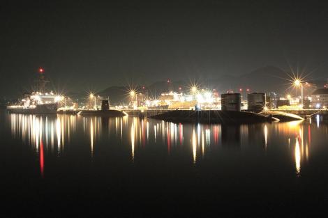 La base navale de Kure vue de nuit