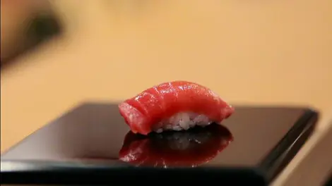 El sushi preparado por el chef Jiro Ono es tan bello como una joya. El sushi preparado por el chef Jiro Ono es tan bello como una joya.