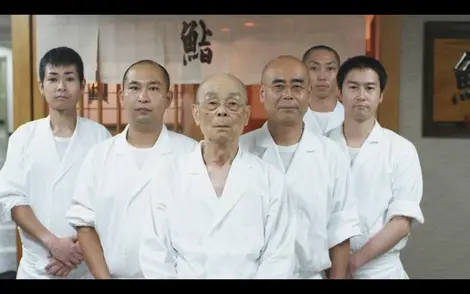 Jiro Ono y sus hijos, sus asistentes. Jiro Ono y sus hijos, sus asistentes.