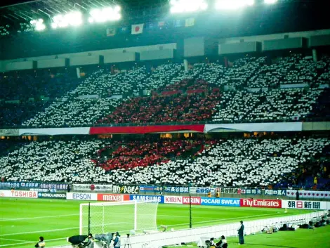 Le football suscite beaucoup de ferveur au Japon. Ici, un tifo aux couleurs du drapeau japonais, au stade Nissan de Yokohama