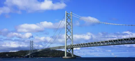 Le pont reliant  à Awaji-shima