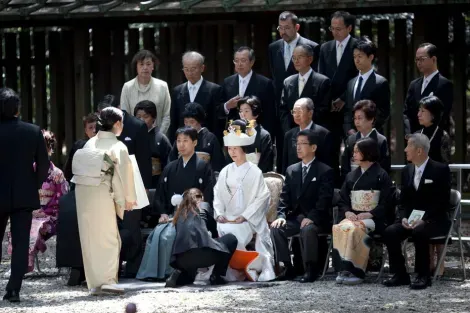 Cérémonie de mariage se déroulant au sanctuaire Meiji jingu de Tokyo