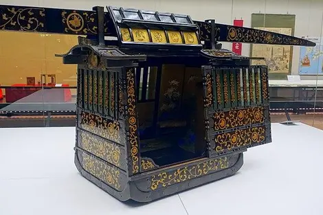 Palanquin with maki-e lacquer 