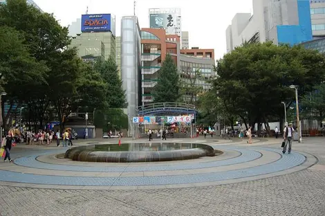 Le square de la sortie Ouest d'Ikebukuro à Tokyo Le square de la sortie Ouest d'Ikebukuro à Tokyo