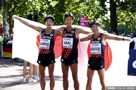 Les coureurs Japonais Arai (médaille d'argent), Kobayashi (médaille de bronze) et Maruo (arrivé 5e) aux championnats du monde d'athlétisme en août 2017 à Londres