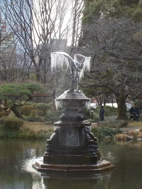 Au cœur de l'hiver, la fontaine se couvre de gel au parc Hibiya Au cœur de l'hiver, la fontaine se couvre de gel au parc Hibiya
