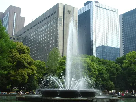 Une oasis de verdure au milieu des buildings de Tokyo Une oasis de verdure au milieu des buildings de Tokyo