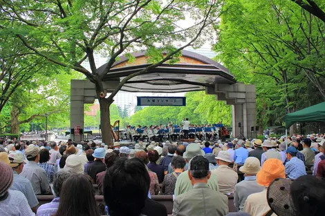 La tradition des concerts en plein air au parc Hibiya perdure depuis plus d'un siècle La tradition des concerts en plein air au parc Hibiya perdure depuis plus d'un siècle