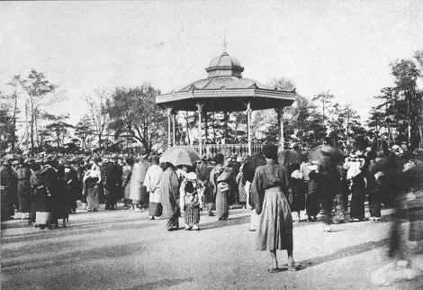 Le kiosque à musique du parc Hibiya en 1909 Le kiosque à musique du parc Hibiya en 1909