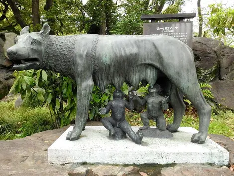 La Louve Capitoline du parc Hibiya offerte par les autorités italiennes au Japon en 1952 La Louve Capitoline du parc Hibiya offerte par les autorités italiennes au Japon en 1952