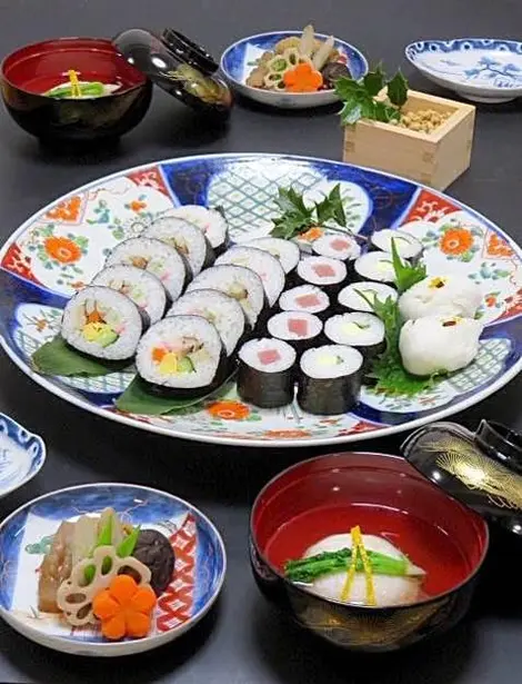 Une assiette de maki zushi Une assiette de maki zushi