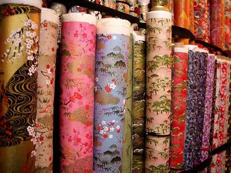 Rouleaux de papier washi dans une boutique de Kamakura