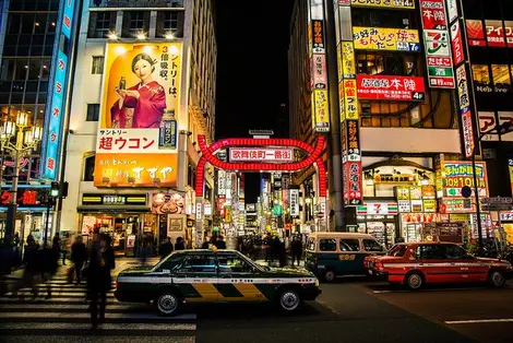 Le quartier de Shinjuku (Kabukicho) à Tokyo de nuit Le quartier de Shinjuku (Kabukicho) à Tokyo de nuit