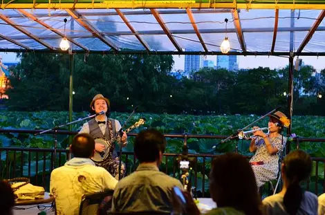 Soirée Jazz au parc Ueno à Tokyo Soirée Jazz au parc Ueno à Tokyo