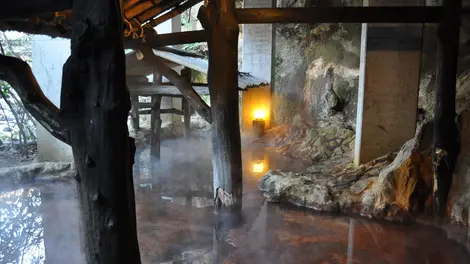 Bain extérieur (rotenburo) à Kurokawa onsen (Kumamoto) Bain extérieur (rotenburo) à Kurokawa onsen (Kumamoto)