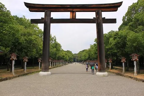 L'un des deux torii, à l'entrée du sanctuaire L'un des deux torii, à l'entrée du sanctuaire