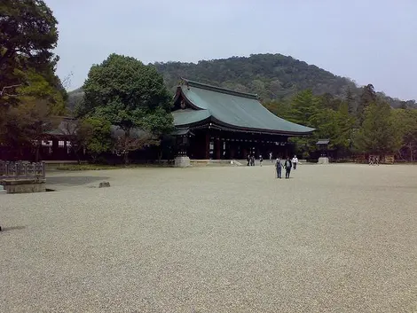 Le sanctuaire Kashihara Jingû, au pied du mont Unebi Le sanctuaire Kashihara Jingû, au pied du mont Unebi