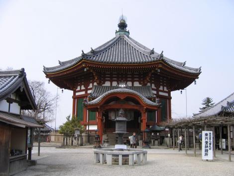 Le hall octogonal Nanen-do, dans le temple Akusa-dera