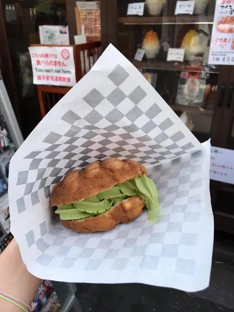 Un melon pan garni de glacé au thé matcha