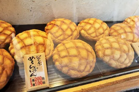 La vitrine de la boulangerie Asakusa Kagetsudo La vitrine de la boulangerie Asakusa Kagetsudo