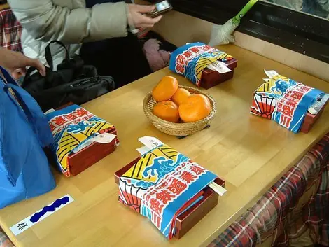 Lors de votre voyage à bord du train Kotatsu, dégustez un bentô des spécialités du nord ! Lors de votre voyage à bord du train Kotatsu, dégustez un bentô des spécialités du nord !