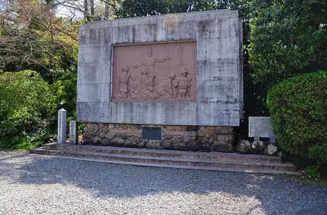 Stèle dans le jardin de l'église Oura, dépeignant les chrétiens Japonais Stèle dans le jardin de l'église Oura, dépeignant les chrétiens Japonais
