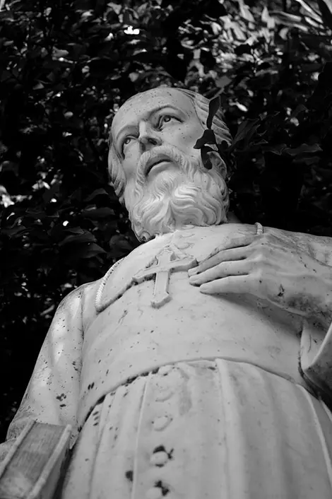 Statue du jésuite français Bernard Petitjean Statue du jésuite français Bernard Petitjean