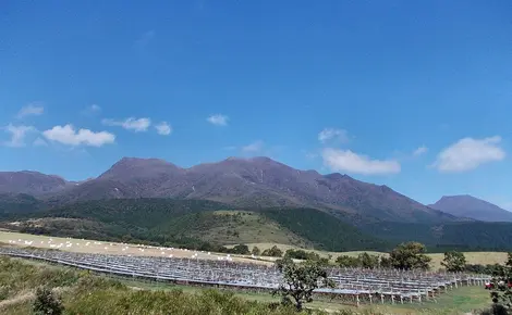 Les monts Kuju vus depuis le vignoble de Nakagumi Les monts Kuju vus depuis le vignoble de Nakagumi