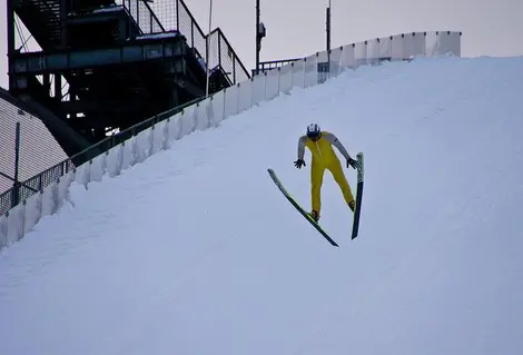 Saut à ski sur les pistes d'Hakuba