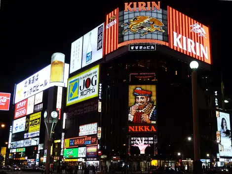 Susukino brilla de neón por la noche