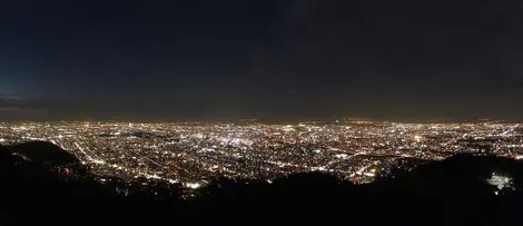 Vue panoramique depuis le sommet du Mont Moiwa (Sapporo). Vue panoramique depuis le sommet du Mont Moiwa (Sapporo).