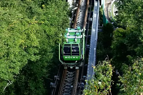 Le funiculaire "Morris" mène au sommet du Moiwayama