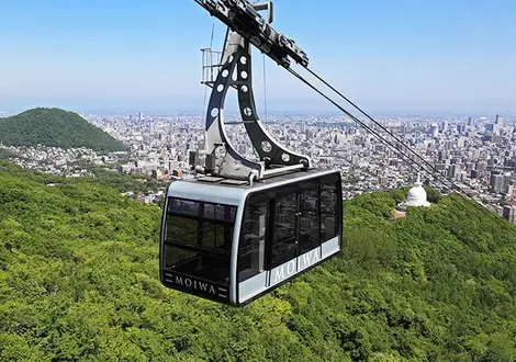 Le téléphérique du Mont Moiwa. Le téléphérique du Mont Moiwa.