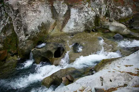 La rivière Yamanuki dans les gorges de Yabakei La rivière Yamanuki dans les gorges de Yabakei