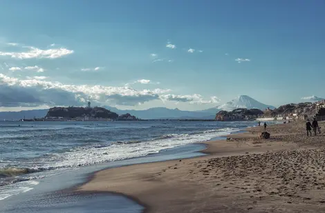 La plage d'Enoshima et le mont Fuji La plage d'Enoshima et le mont Fuji